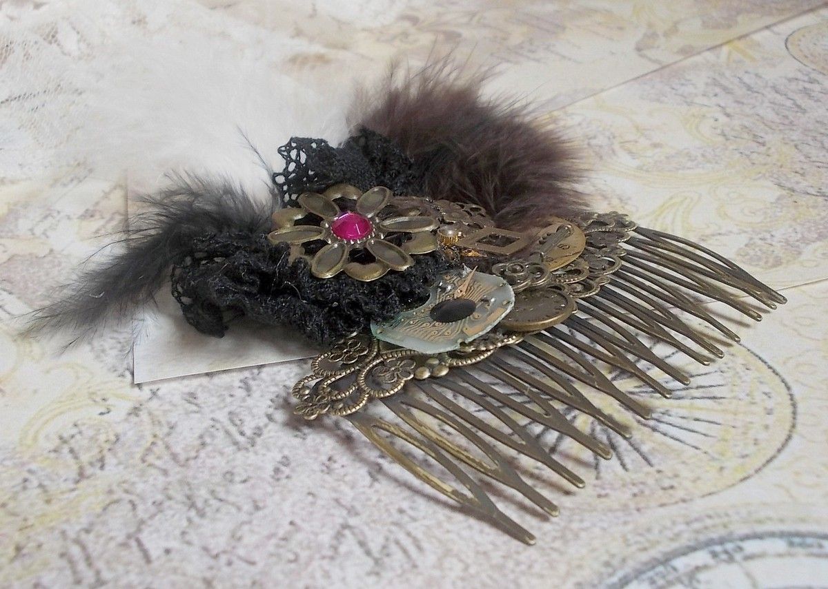 Peigne &agrave; cheveux Temps de la Curiosit&eacute; cr&eacute;&eacute; avec de la dentelle Noire des accessoires divers, des breloques de couleurs Dor&eacute;es, Argent&eacute;es, Bronzes avec des plumes Noires, Marrons et Blanches