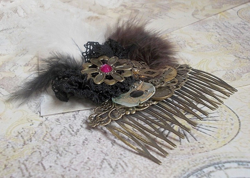 Peigne &agrave; cheveux Temps de la Curiosit&eacute; cr&eacute;&eacute; avec de la dentelle Noire des accessoires divers, des breloques de couleurs Dor&eacute;es, Argent&eacute;es, Bronzes avec des plumes Noires, Marrons et Blanches
