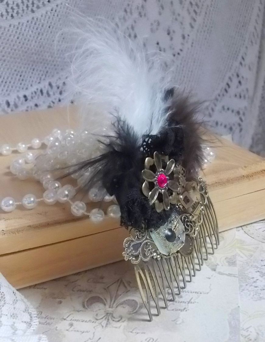Peigne &agrave; cheveux Temps de la Curiosit&eacute; cr&eacute;&eacute; avec de la dentelle Noire des accessoires divers, des breloques de couleurs Dor&eacute;es, Argent&eacute;es, Bronzes avec des plumes Noires, Marrons et Blanches