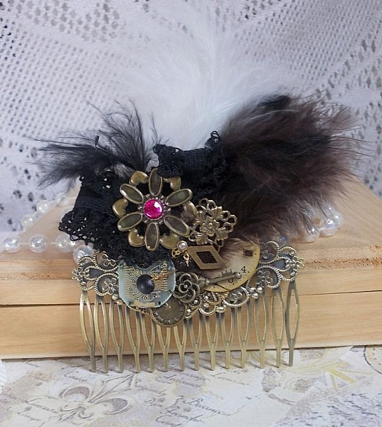 Peigne &agrave; cheveux Temps de la Curiosit&eacute; cr&eacute;&eacute; avec de la dentelle Noire des accessoires divers, des breloques de couleurs Dor&eacute;es, Argent&eacute;es, Bronzes avec des plumes Noires, Marrons et Blanches