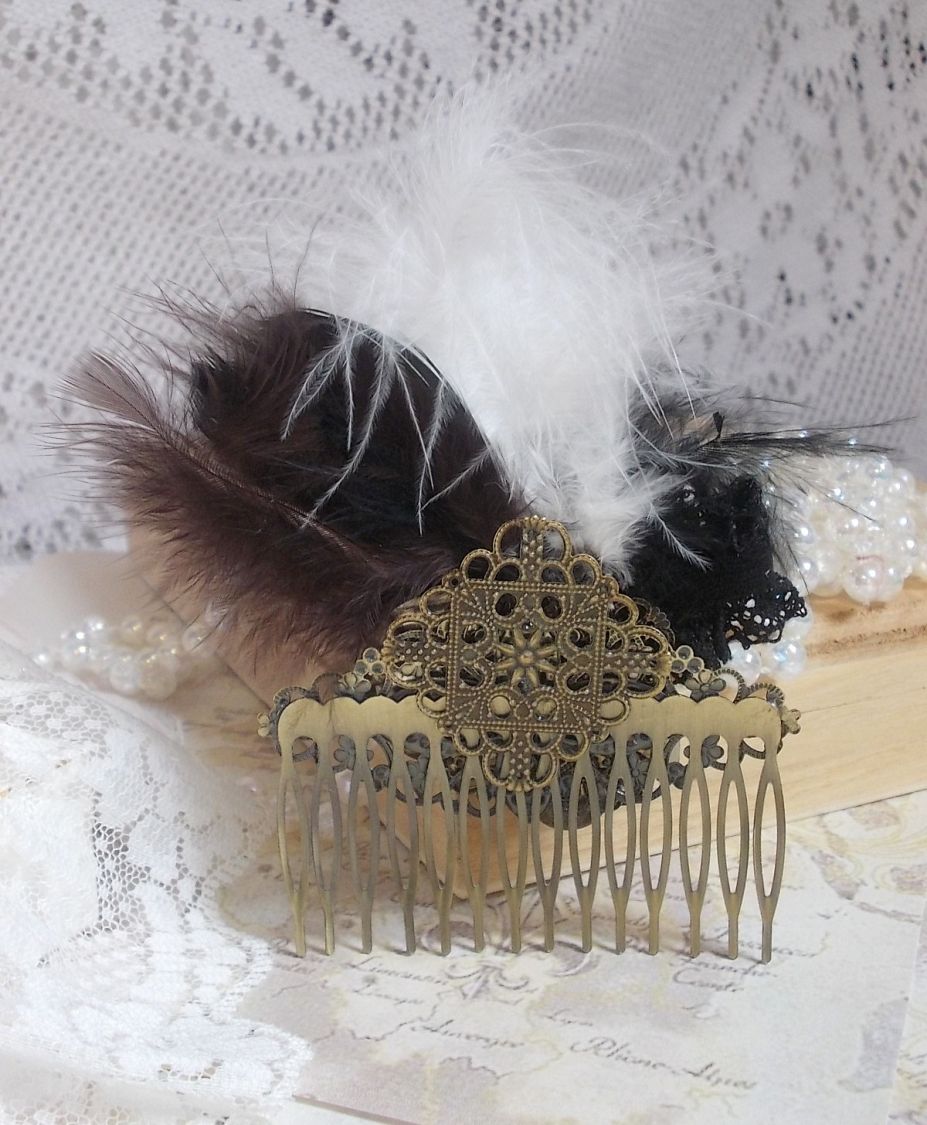 Peigne &agrave; cheveux Temps de la Curiosit&eacute; cr&eacute;&eacute; avec de la dentelle Noire des accessoires divers, des breloques de couleurs Dor&eacute;es, Argent&eacute;es, Bronzes avec des plumes Noires, Marrons et Blanches
