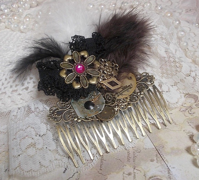 Peigne &agrave; cheveux Temps de la Curiosit&eacute; cr&eacute;&eacute; avec de la dentelle Noire des accessoires divers, des breloques de couleurs Dor&eacute;es, Argent&eacute;es, Bronzes avec des plumes Noires, Marrons et Blanches