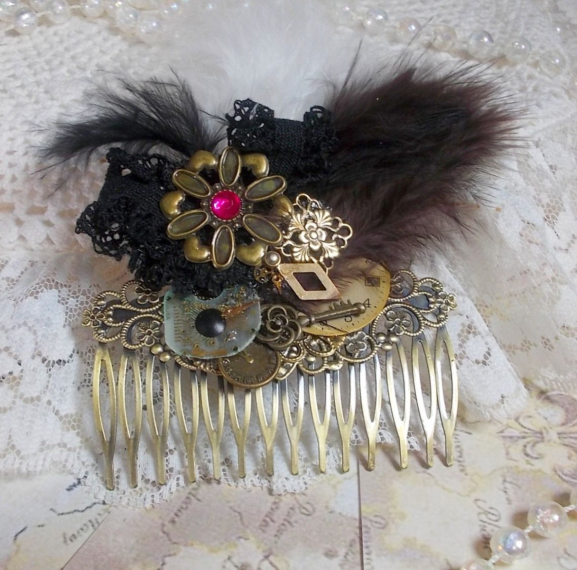 Peigne &agrave; cheveux Temps de la Curiosit&eacute; cr&eacute;&eacute; avec de la dentelle Noire des accessoires divers, des breloques de couleurs Dor&eacute;es, Argent&eacute;es, Bronzes avec des plumes Noires, Marrons et Blanches
