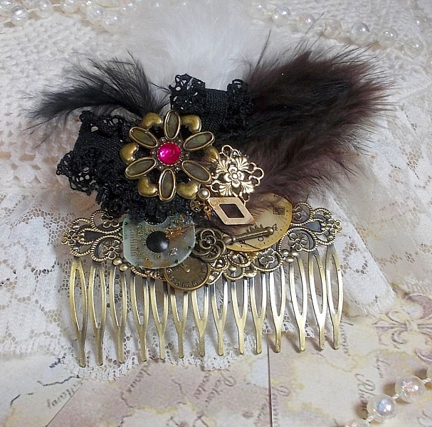 Peigne &agrave; cheveux Temps de la Curiosit&eacute; cr&eacute;&eacute; avec de la dentelle Noire des accessoires divers, des breloques de couleurs Dor&eacute;es, Argent&eacute;es, Bronzes avec des plumes Noires, Marrons et Blanches