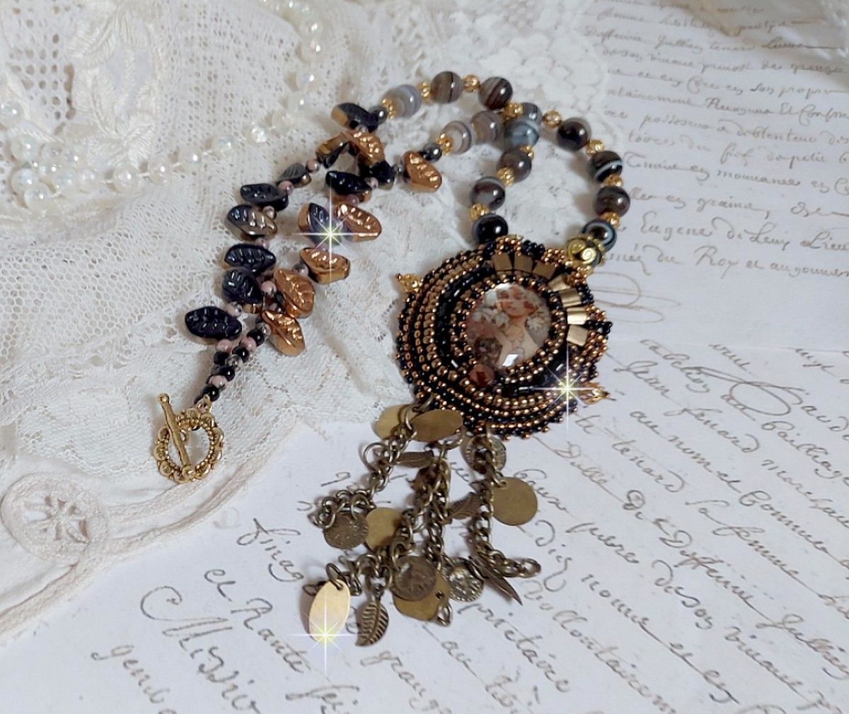 Pendentif Aube avec un cabochon repr&eacute;sentant un portrait de femme,  perles en pierre de gemme : Agate et Rhodonite, breloques sur cha&icirc;ne en laiton, cristaux, coupelles, perles sur un esprit vintage
