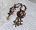 Pendentif Aube avec un cabochon repr&eacute;sentant un portrait de femme,  perles en pierre de gemme : Agate et Rhodonite, breloques sur cha&icirc;ne en laiton, cristaux, coupelles, perles sur un esprit vintage