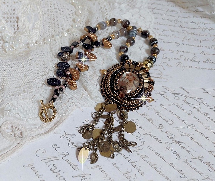 Pendentif Aube avec un cabochon repr&eacute;sentant un portrait de femme,  perles en pierre de gemme : Agate et Rhodonite, breloques sur cha&icirc;ne en laiton, cristaux, coupelles, perles sur un esprit vintage