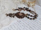 Pendentif Aube avec un cabochon repr&eacute;sentant un portrait de femme,  perles en pierre de gemme : Agate et Rhodonite, breloques sur cha&icirc;ne en laiton, cristaux, coupelles, perles sur un esprit vintage