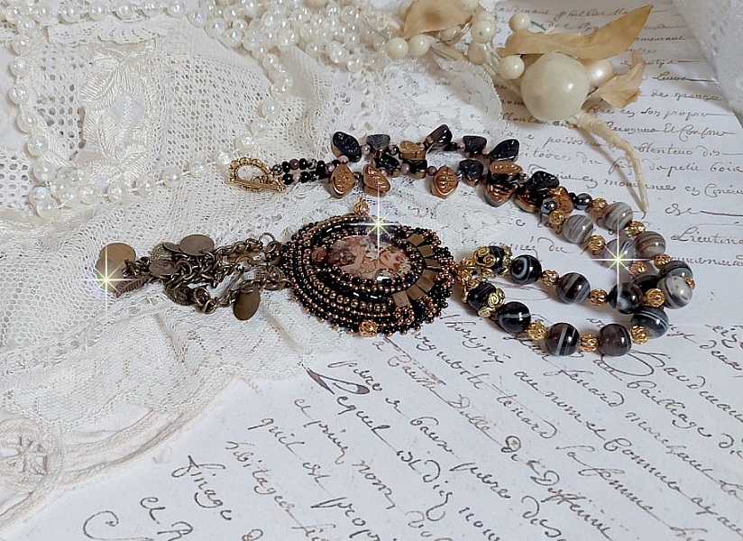 Pendentif Aube avec un cabochon repr&eacute;sentant un portrait de femme,  perles en pierre de gemme : Agate et Rhodonite, breloques sur cha&icirc;ne en laiton, cristaux, coupelles, perles sur un esprit vintage