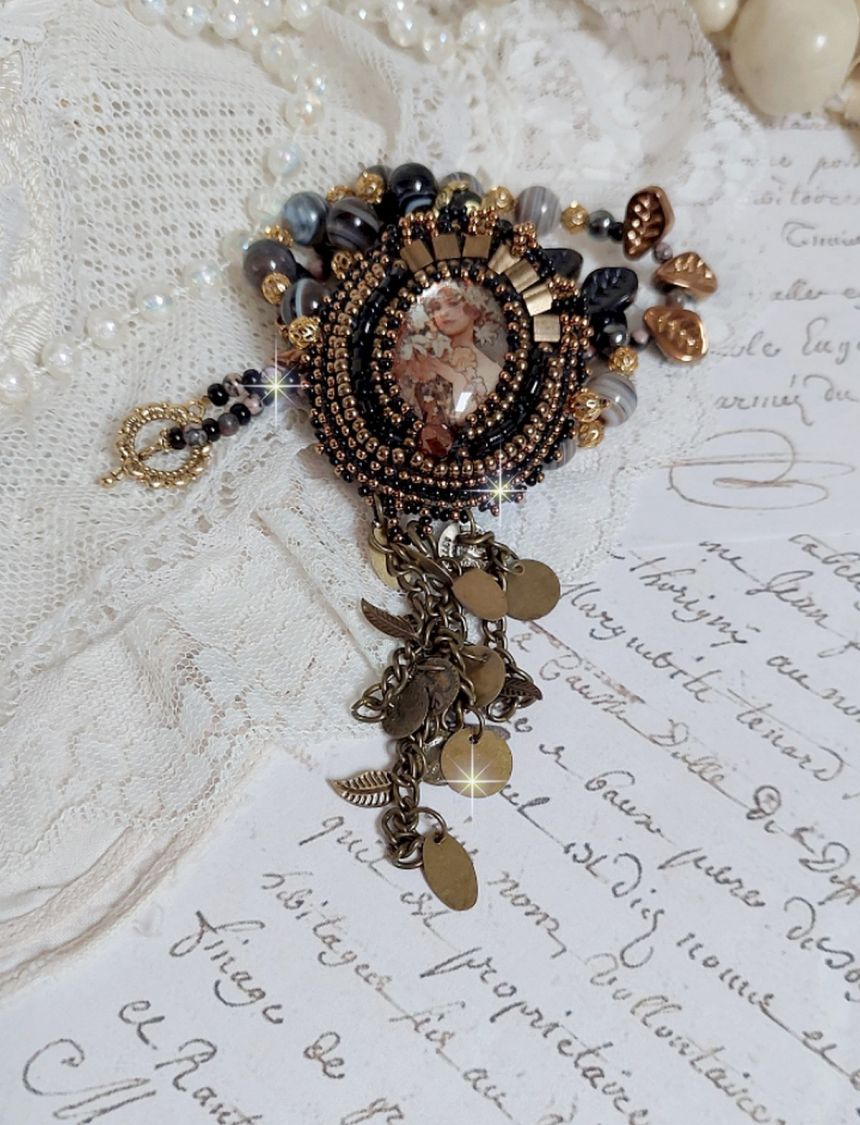 Pendentif Aube avec un cabochon repr&eacute;sentant un portrait de femme,  perles en pierre de gemme : Agate et Rhodonite, breloques sur cha&icirc;ne en laiton, cristaux, coupelles, perles sur un esprit vintage