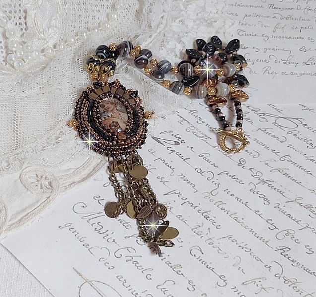 Pendentif Aube avec un cabochon repr&eacute;sentant un portrait de femme,  perles en pierre de gemme : Agate et Rhodonite, breloques sur cha&icirc;ne en laiton, cristaux, coupelles, perles sur un esprit vintage