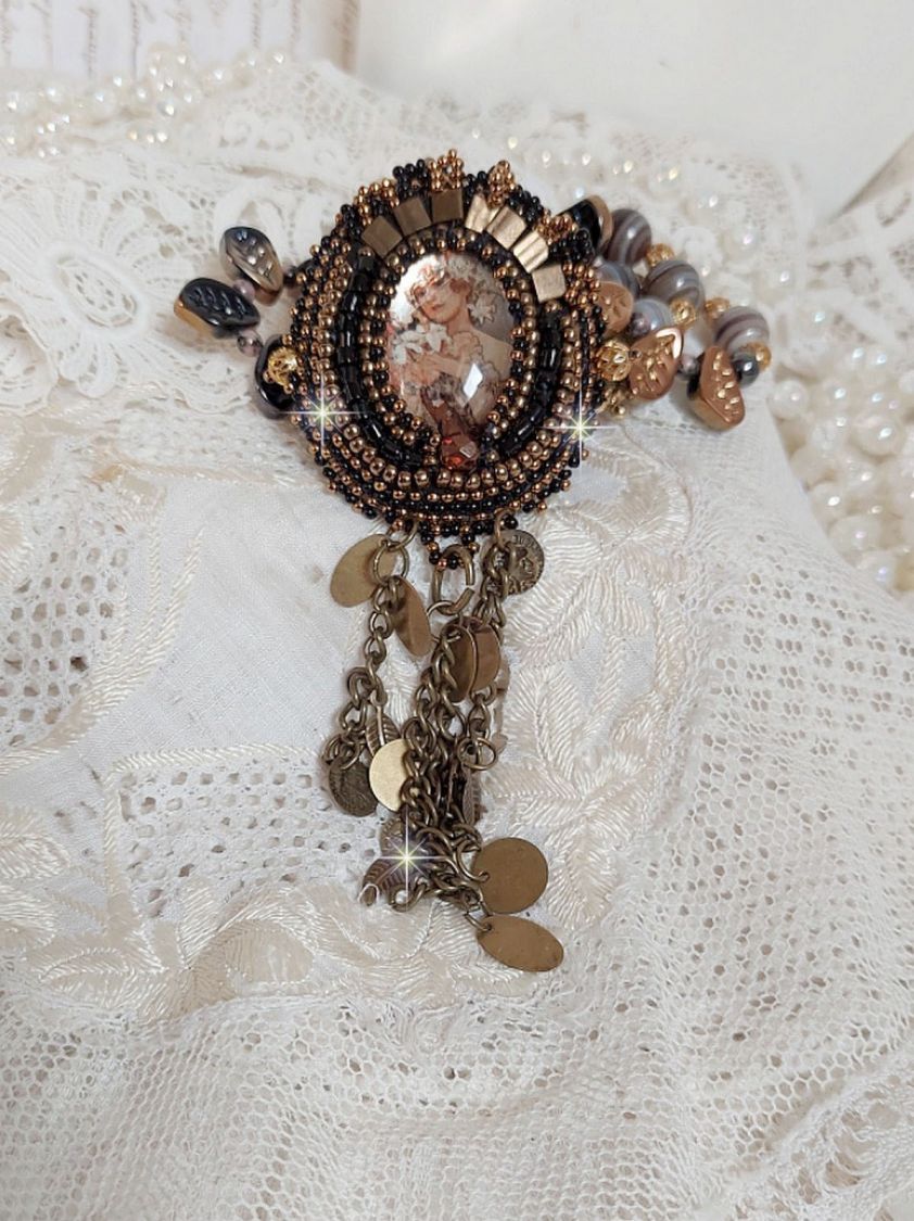 Pendentif Aube avec un cabochon repr&eacute;sentant un portrait de femme,  perles en pierre de gemme : Agate et Rhodonite, breloques sur cha&icirc;ne en laiton, cristaux, coupelles, perles sur un esprit vintage