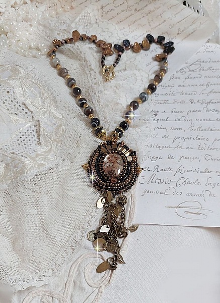 Pendentif Aube avec un cabochon repr&eacute;sentant un portrait de femme,  perles en pierre de gemme : Agate et Rhodonite, breloques sur cha&icirc;ne en laiton, cristaux, coupelles, perles sur un esprit vintage