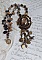Pendentif Aube avec un cabochon repr&eacute;sentant un portrait de femme,  perles en pierre de gemme : Agate et Rhodonite, breloques sur cha&icirc;ne en laiton, cristaux, coupelles, perles sur un esprit vintage