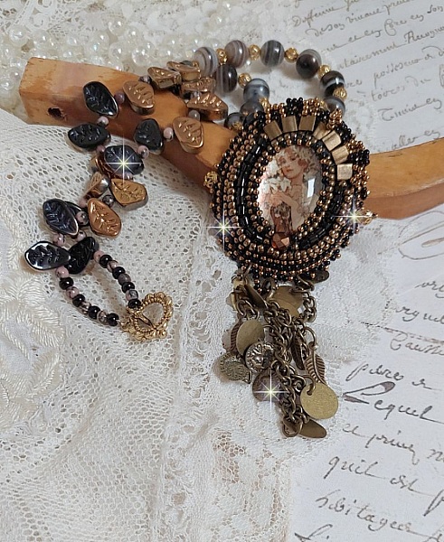 Pendentif Aube avec un cabochon repr&eacute;sentant un portrait de femme,  perles en pierre de gemme : Agate et Rhodonite, breloques sur cha&icirc;ne en laiton, cristaux, coupelles, perles sur un esprit vintage
