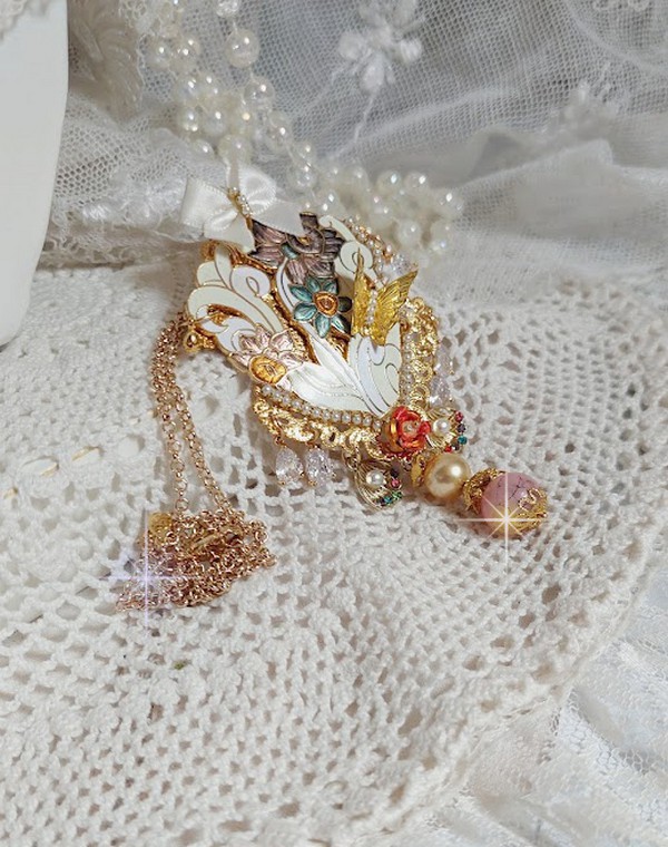 Pendentif Aurore mont&eacute; avec un motif &eacute;maill&eacute; aux couleurs du soleil &agrave; laquelle s&rsquo;ajoute perles nacr&eacute;es, breloques, poires avec Zircons, perles, ruban sur une b&eacute;li&egrave;re Argent 925 et une cha&icirc;ne plaqu&eacute; Or