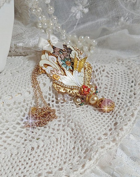 Pendentif Aurore mont&eacute; avec un motif &eacute;maill&eacute; aux couleurs du soleil &agrave; laquelle s&rsquo;ajoute perles nacr&eacute;es, breloques, poires avec Zircons, perles, ruban sur une b&eacute;li&egrave;re Argent 925 et une cha&icirc;ne plaqu&eacute; Or