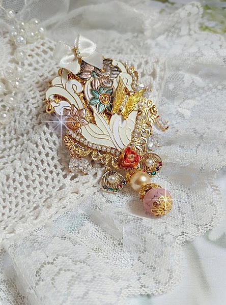 Pendentif Aurore mont&eacute; avec un motif &eacute;maill&eacute; aux couleurs du soleil &agrave; laquelle s&rsquo;ajoute perles nacr&eacute;es, breloques, poires avec Zircons, perles, ruban sur une b&eacute;li&egrave;re Argent 925 et une cha&icirc;ne plaqu&eacute; Or
