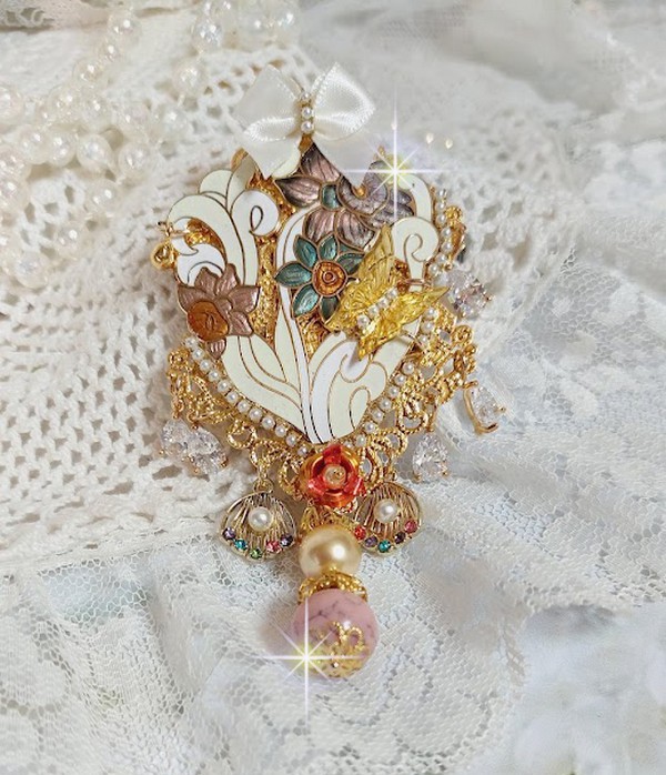 Pendentif Aurore mont&eacute; avec un motif &eacute;maill&eacute; aux couleurs du soleil &agrave; laquelle s&rsquo;ajoute perles nacr&eacute;es, breloques, poires avec Zircons, perles, ruban sur une b&eacute;li&egrave;re Argent 925 et une cha&icirc;ne plaqu&eacute; Or