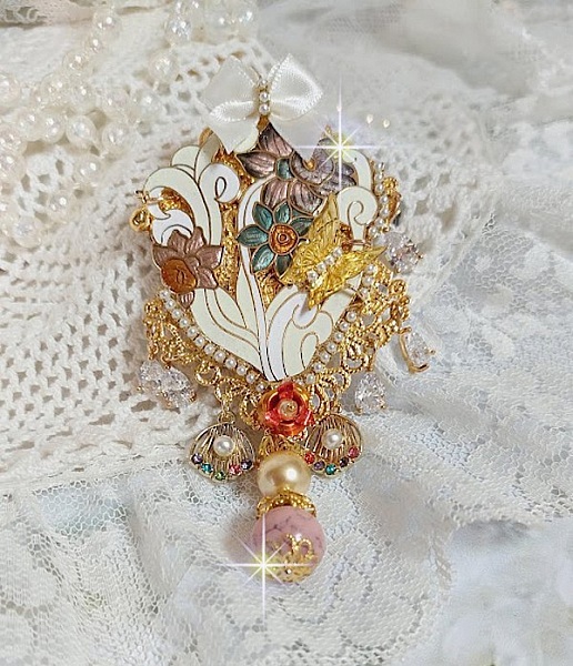 Pendentif Aurore mont&eacute; avec un motif &eacute;maill&eacute; aux couleurs du soleil &agrave; laquelle s&rsquo;ajoute perles nacr&eacute;es, breloques, poires avec Zircons, perles, ruban sur une b&eacute;li&egrave;re Argent 925 et une cha&icirc;ne plaqu&eacute; Or