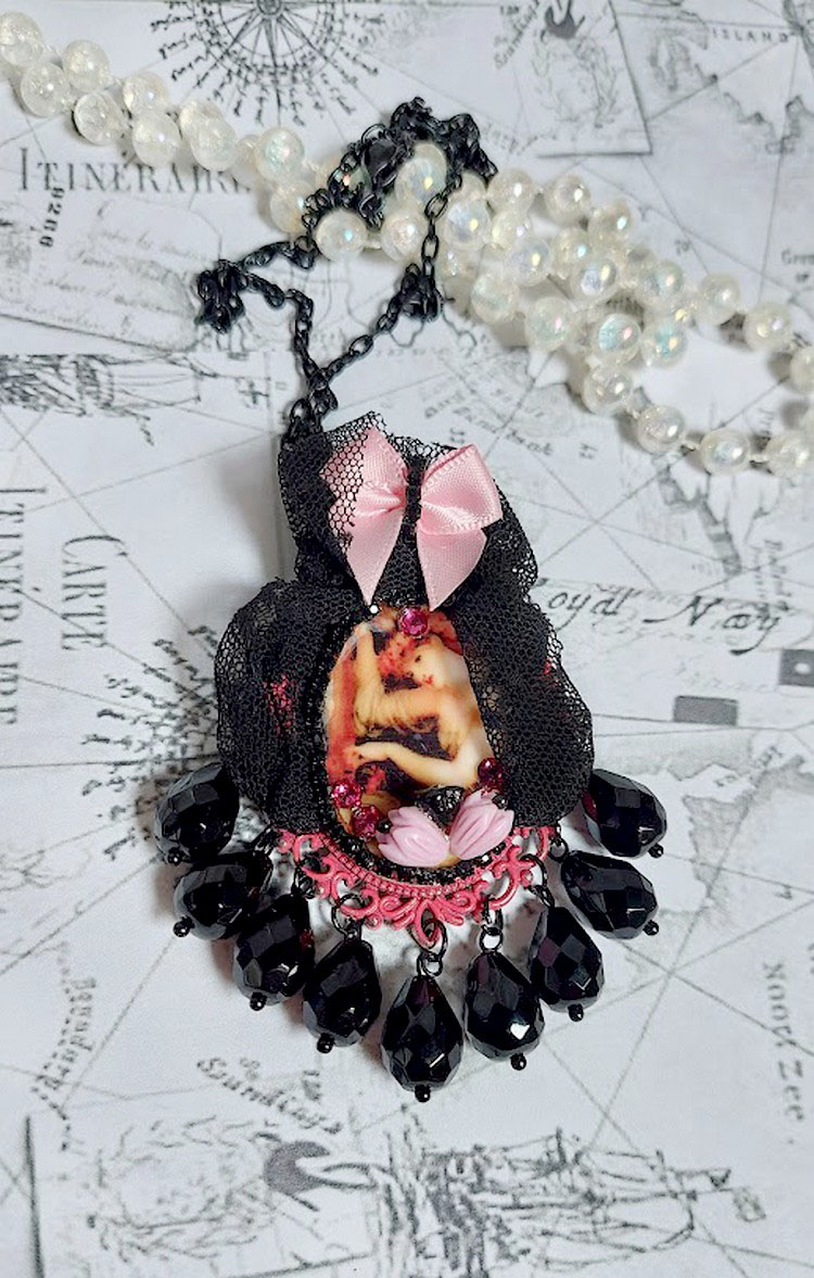 Pendentif Barbara mont&eacute; avec cabochon r&eacute;sine, pendentif m&eacute;tal, dentelle, fleurs, gouttes verres et perles cristal Swarovski