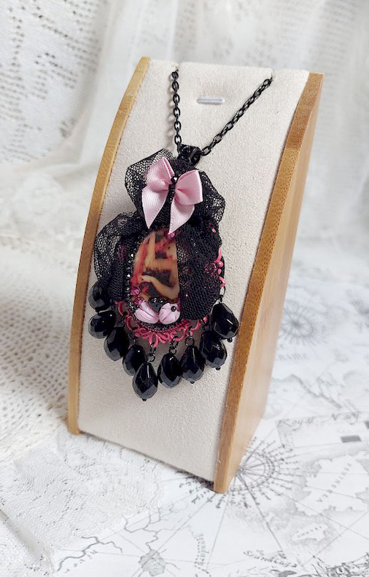 Pendentif Barbara mont&eacute; avec cabochon r&eacute;sine, pendentif m&eacute;tal, dentelle, fleurs, gouttes verres et perles cristal Swarovski