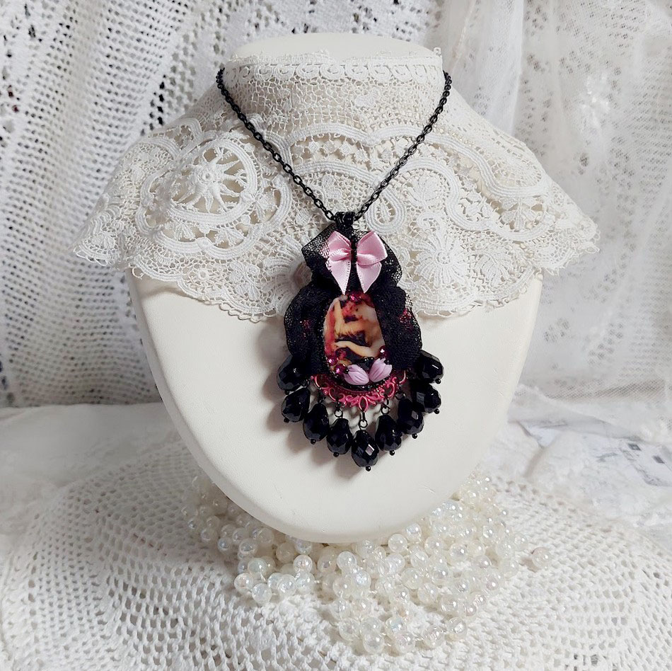 Pendentif Barbara mont&eacute; avec cabochon r&eacute;sine, pendentif m&eacute;tal, dentelle, fleurs, gouttes verres et perles cristal Swarovski
