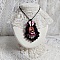Pendentif Barbara mont&eacute; avec cabochon r&eacute;sine, pendentif m&eacute;tal, dentelle, fleurs, gouttes verres et perles cristal Swarovski