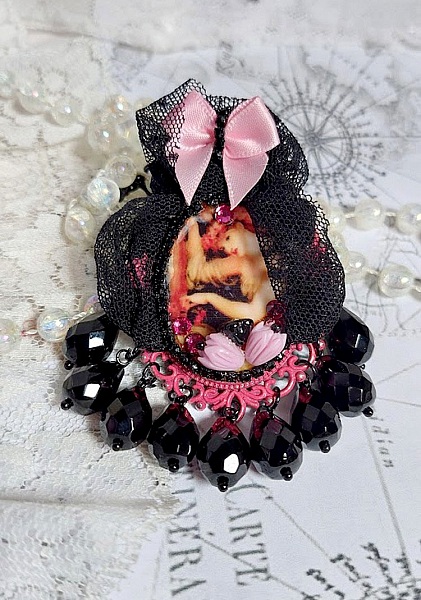 Pendentif Barbara mont&eacute; avec cabochon r&eacute;sine, pendentif m&eacute;tal, dentelle, fleurs, gouttes verres et perles cristal Swarovski