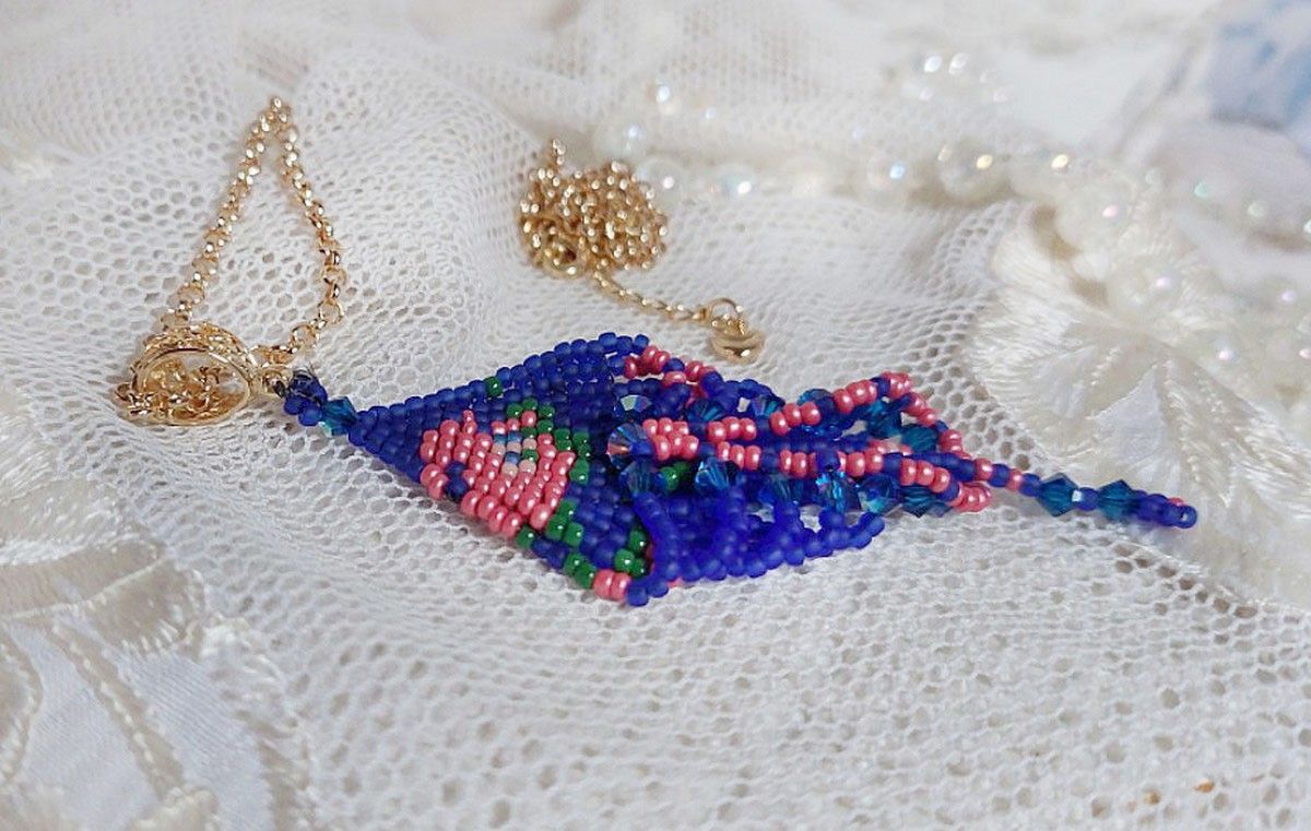 Pendentif Bel&rsquo;Nuit Bleue avec de belles rocailles de qualit&eacute; aux couleurs de bleu, rose et vert &agrave; laquelle s&rsquo;ajoute des toupies en Cristal Cobalt AB. Mont&eacute;s sur une cha&icirc;ne Laiton et fermoir Plaqu&eacute; Or