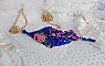 Pendentif Bel&rsquo;Nuit Bleue avec de belles rocailles de qualit&eacute; aux couleurs de bleu, rose et vert &agrave; laquelle s&rsquo;ajoute des toupies en Cristal Cobalt AB. Mont&eacute;s sur une cha&icirc;ne Laiton et fermoir Plaqu&eacute; Or