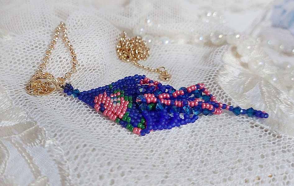 Pendentif Bel&rsquo;Nuit Bleue avec de belles rocailles de qualit&eacute; aux couleurs de bleu, rose et vert &agrave; laquelle s&rsquo;ajoute des toupies en Cristal Cobalt AB. Mont&eacute;s sur une cha&icirc;ne Laiton et fermoir Plaqu&eacute; Or