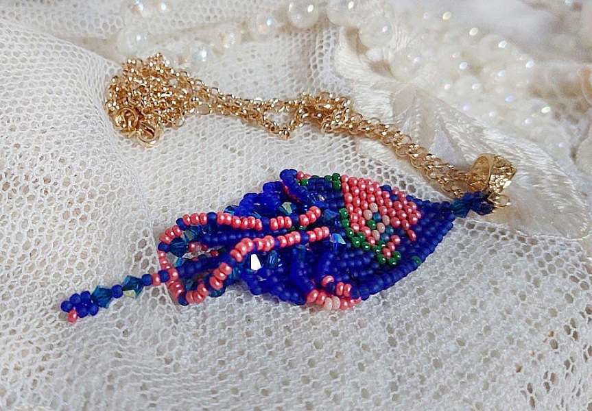 Pendentif Bel&rsquo;Nuit Bleue avec de belles rocailles de qualit&eacute; aux couleurs de bleu, rose et vert &agrave; laquelle s&rsquo;ajoute des toupies en Cristal Cobalt AB. Mont&eacute;s sur une cha&icirc;ne Laiton et fermoir Plaqu&eacute; Or