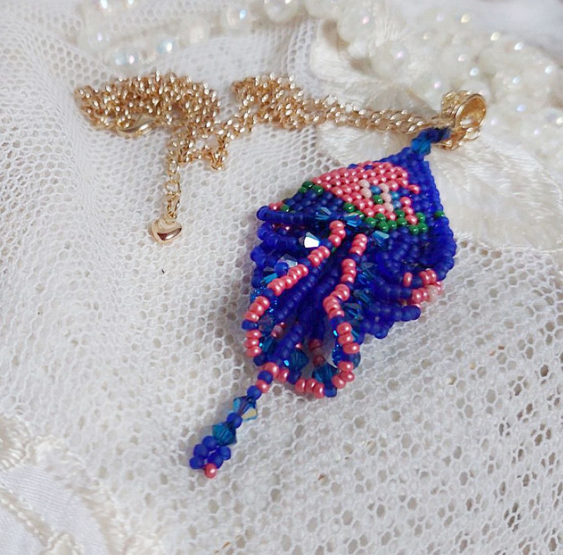 Pendentif Bel&rsquo;Nuit Bleue avec de belles rocailles de qualit&eacute; aux couleurs de bleu, rose et vert &agrave; laquelle s&rsquo;ajoute des toupies en Cristal Cobalt AB. Mont&eacute;s sur une cha&icirc;ne Laiton et fermoir Plaqu&eacute; Or