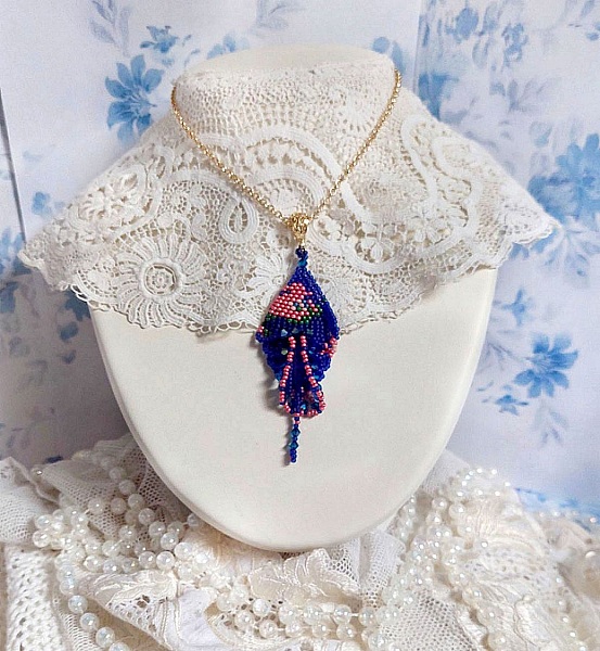 Pendentif Bel&rsquo;Nuit Bleue avec de belles rocailles de qualit&eacute; aux couleurs de bleu, rose et vert &agrave; laquelle s&rsquo;ajoute des toupies en Cristal Cobalt AB. Mont&eacute;s sur une cha&icirc;ne Laiton et fermoir Plaqu&eacute; Or