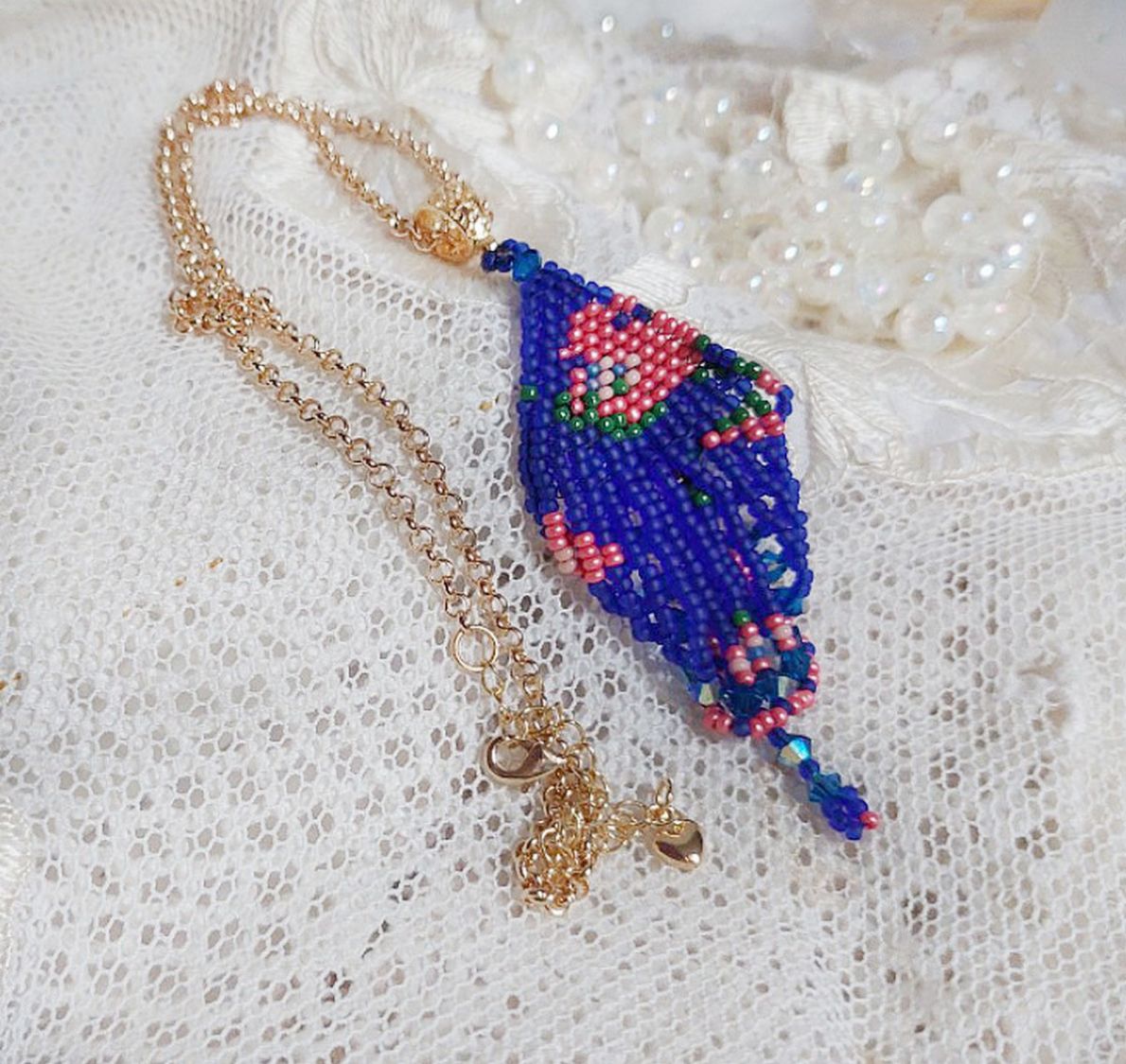 Pendentif Bel&rsquo;Nuit Bleue avec de belles rocailles de qualit&eacute; aux couleurs de bleu, rose et vert &agrave; laquelle s&rsquo;ajoute des toupies en Cristal Cobalt AB. Mont&eacute;s sur une cha&icirc;ne Laiton et fermoir Plaqu&eacute; Or