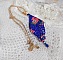 Pendentif Bel&rsquo;Nuit Bleue avec de belles rocailles de qualit&eacute; aux couleurs de bleu, rose et vert &agrave; laquelle s&rsquo;ajoute des toupies en Cristal Cobalt AB. Mont&eacute;s sur une cha&icirc;ne Laiton et fermoir Plaqu&eacute; Or