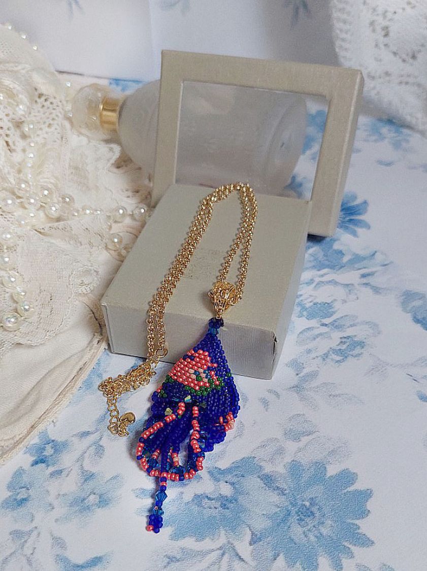Pendentif Bel&rsquo;Nuit Bleue avec de belles rocailles de qualit&eacute; aux couleurs de bleu, rose et vert &agrave; laquelle s&rsquo;ajoute des toupies en Cristal Cobalt AB. Mont&eacute;s sur une cha&icirc;ne Laiton et fermoir Plaqu&eacute; Or