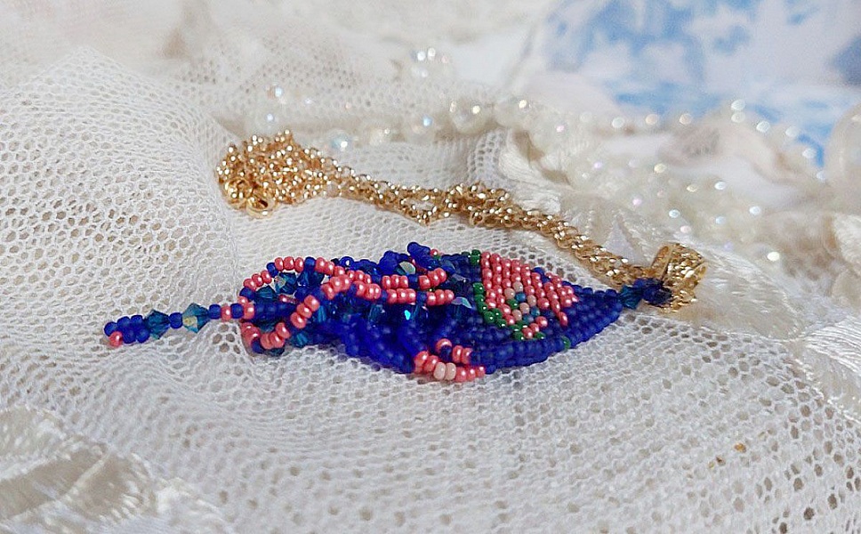 Pendentif Bel&rsquo;Nuit Bleue avec de belles rocailles de qualit&eacute; aux couleurs de bleu, rose et vert &agrave; laquelle s&rsquo;ajoute des toupies en Cristal Cobalt AB. Mont&eacute;s sur une cha&icirc;ne Laiton et fermoir Plaqu&eacute; Or