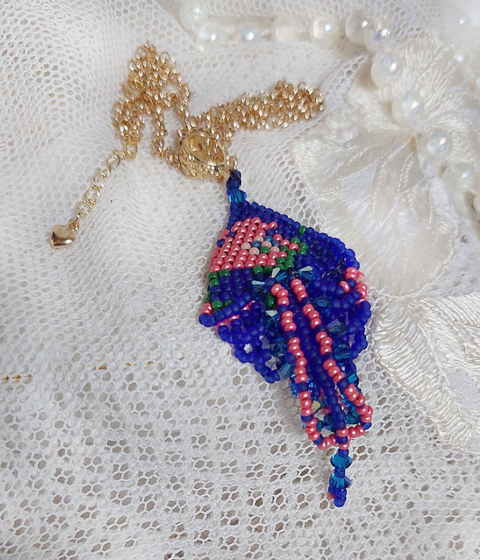 Pendentif Bel&rsquo;Nuit Bleue avec de belles rocailles de qualit&eacute; aux couleurs de bleu, rose et vert &agrave; laquelle s&rsquo;ajoute des toupies en Cristal Cobalt AB. Mont&eacute;s sur une cha&icirc;ne Laiton et fermoir Plaqu&eacute; Or
