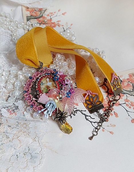 Pendentif Belle Classe brod&eacute; avec ruban, cabochon verre, strass, &eacute;tamines et perles cristal Swarovski