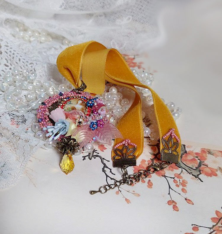 Pendentif Belle Classe brod&eacute; avec ruban, cabochon verre, strass, &eacute;tamines et perles cristal Swarovski