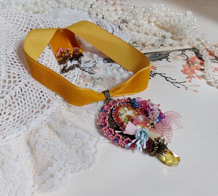 Pendentif Belle Classe brod&eacute; avec ruban, cabochon verre, strass, &eacute;tamines et perles cristal Swarovski