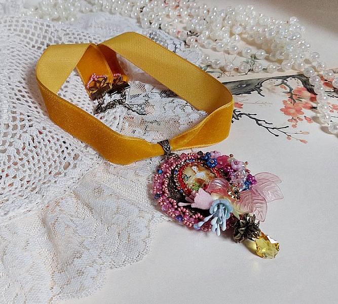 Pendentif Belle Classe brod&eacute; avec ruban, cabochon verre, strass, &eacute;tamines et perles cristal Swarovski