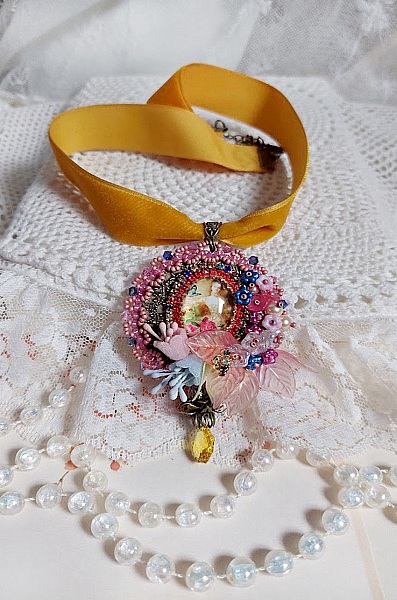 Pendentif Belle Classe brod&eacute; avec ruban, cabochon verre, strass, &eacute;tamines et perles cristal Swarovski