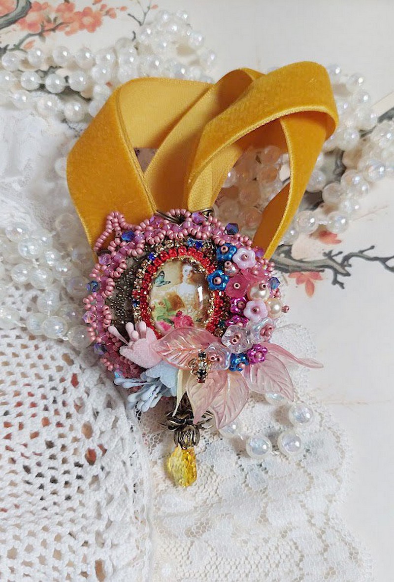 Pendentif Belle Classe brod&eacute; avec ruban, cabochon verre, strass, &eacute;tamines et perles cristal Swarovski