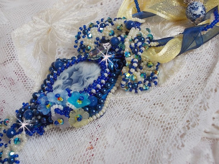 Pendentif haute couture brodé perles bleues, cristaux et rubans.
