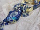 Pendentif haute couture brodé perles bleues, cristaux et rubans.