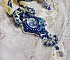 Pendentif haute couture brodé en perles et cristaux bleus.