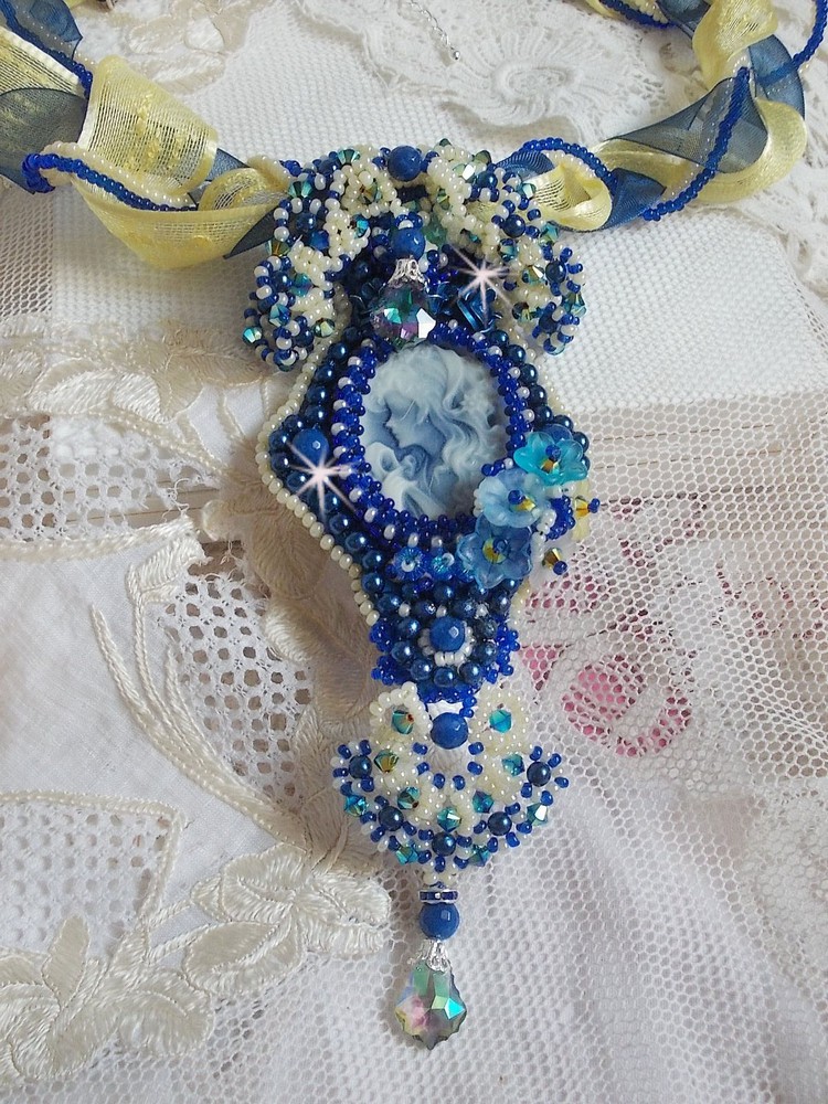 Pendentif haute couture brodé bleu avec perles et cristaux.